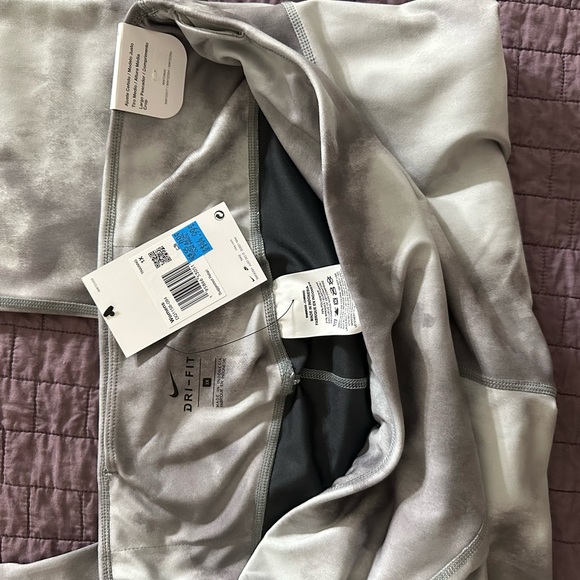 Nike cropped leggings new w/tags - Picture 3 of 4